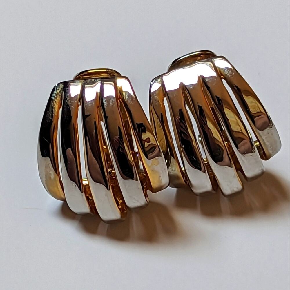 Vintage 80s Glam Chic Light Gold Tone Open Shell Clip On Earrings